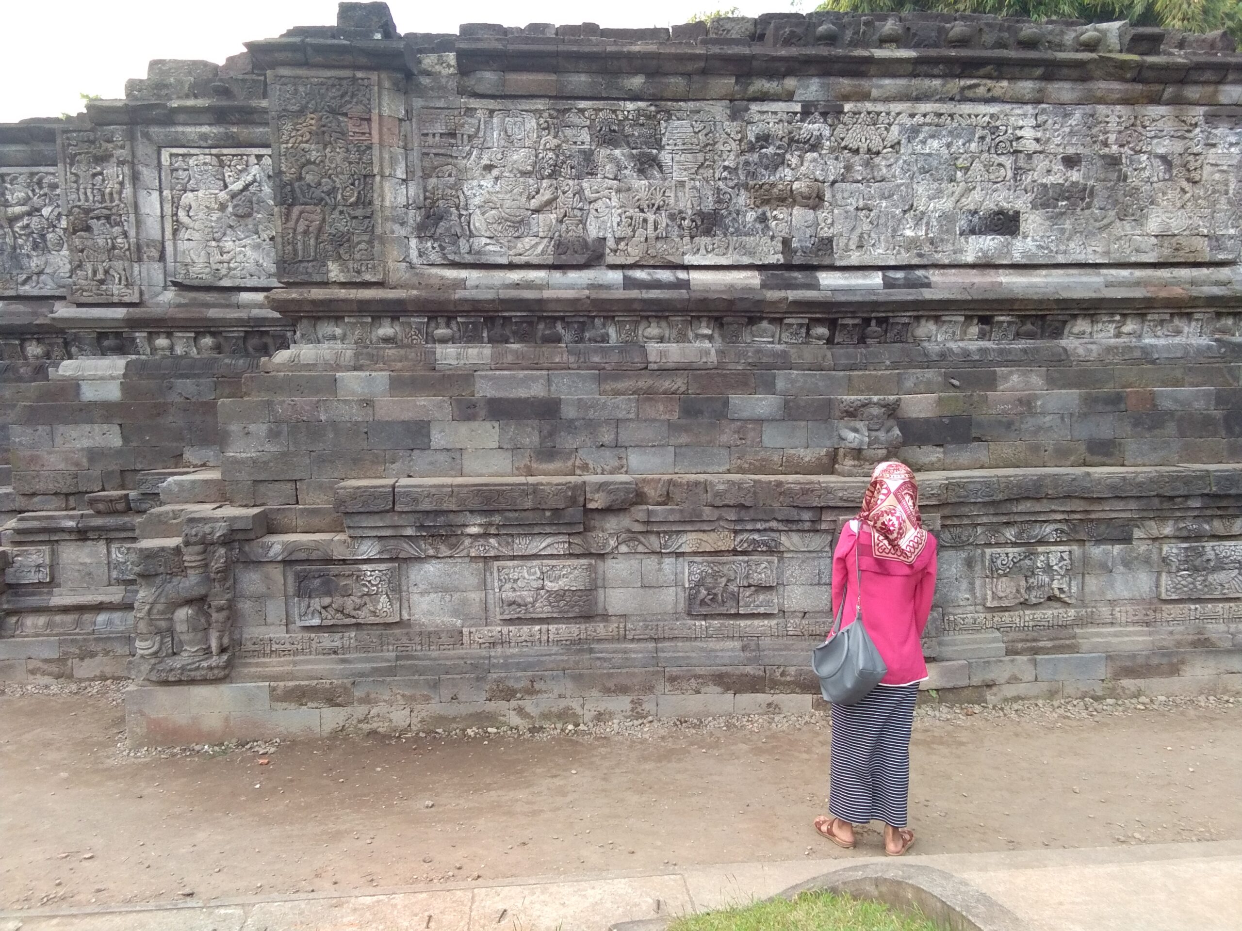 Relief Sri Tanjung: Representasi Kisah Kesetiaan dalam Seni Pahatan Jawa Kuno di Candi Surowono